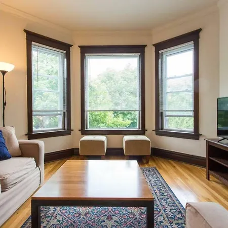 Wrigley Oasis! Steps From The Field! - 3Bd 1Ba Apartment