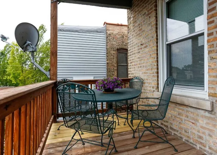 Wrigley Oasis! Steps From The Field! - 3bd 1ba