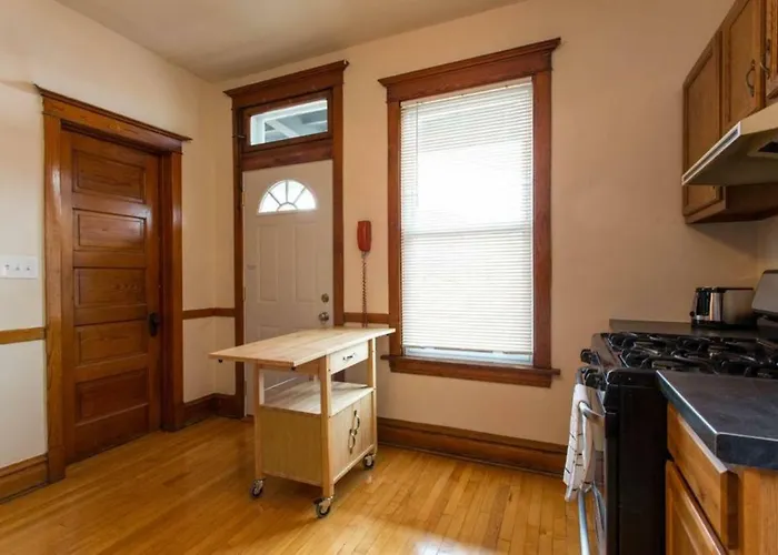 Wrigley Oasis! Steps From The Field! - 3bd 1ba