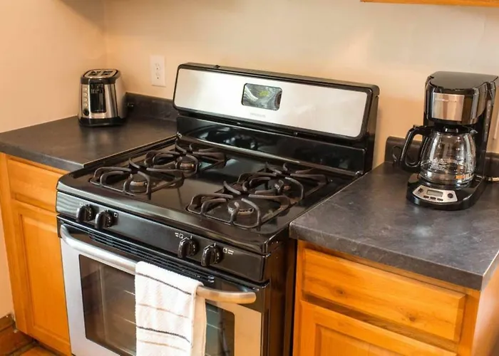 Wrigley Oasis! Steps From The Field! - 3bd 1ba *