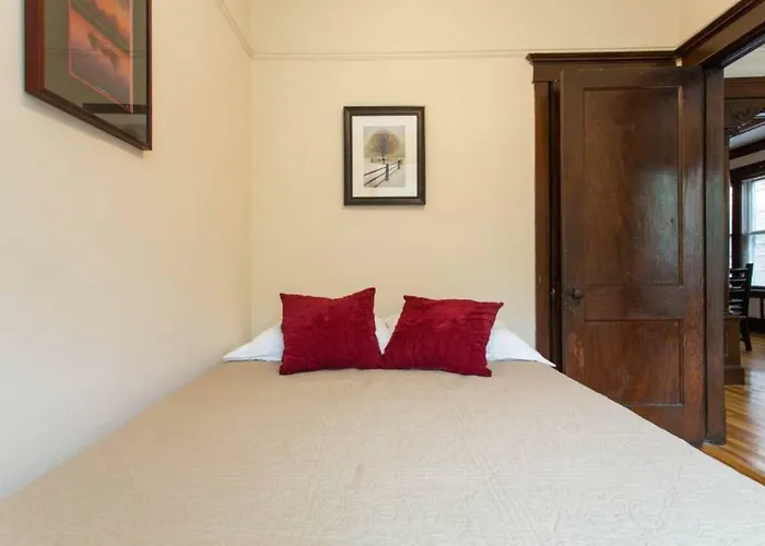 Wrigley Oasis! Steps From The Field! - 3bd 1ba Apartment Chicago