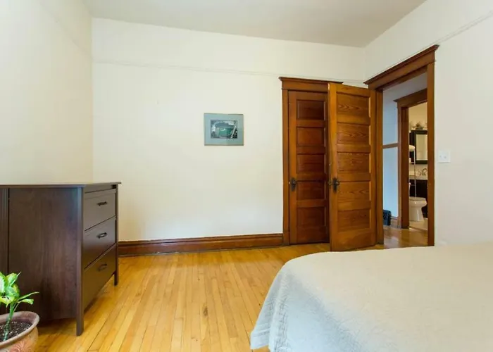 Wrigley Oasis! Steps From The Field! - 3bd 1ba Apartment