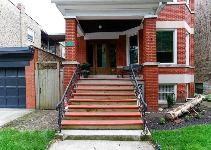 Wrigley Oasis! Steps From The Field! - 3bd 1ba