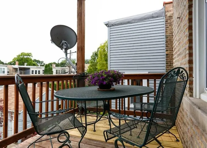 Apartment Wrigley Oasis! Steps From The Field! - 3bd 1ba Chicago