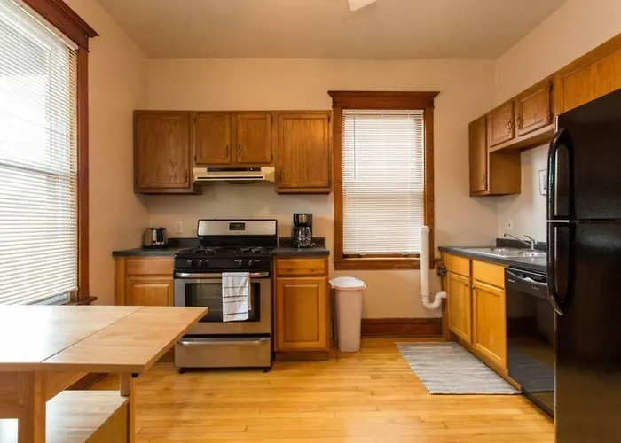 Wrigley Oasis! Steps From The Field! - 3bd 1ba Apartment *