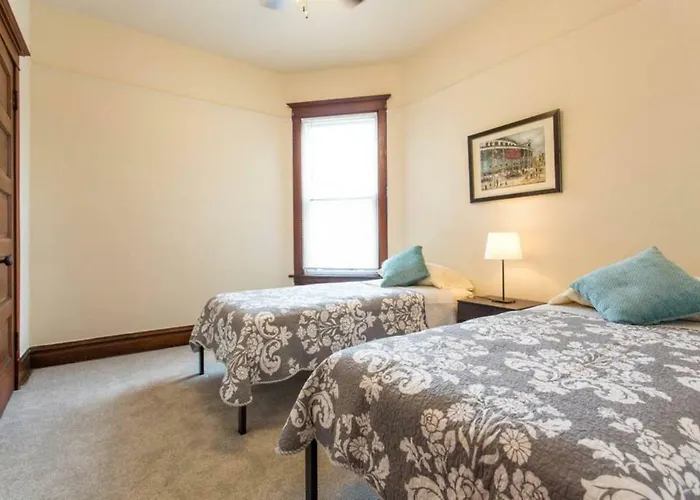 Wrigley Oasis! Steps From The Field! - 3bd 1ba Apartment Chicago